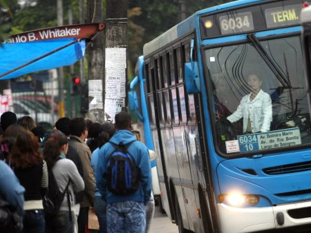 Ônibus transportam mais passageiros em 2016 e Metrô e CPTM perdem usuários